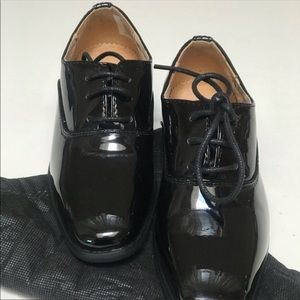 NWT- boys tuxedo shoes